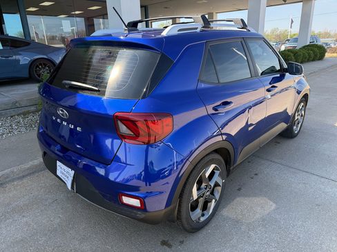Used 2023 Hyundai Venue Limited image 5