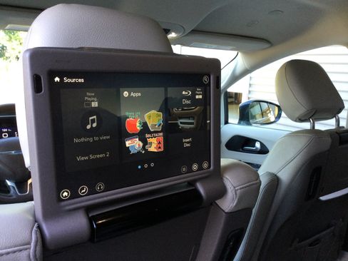 Used 2020 Chrysler Pacifica Touring-L Plus FWD image 8