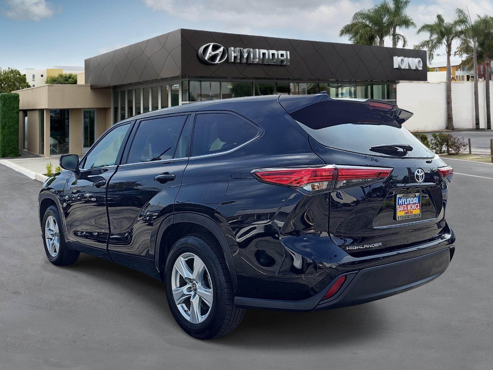 Used 2023 Toyota Highlander L FWD image 5