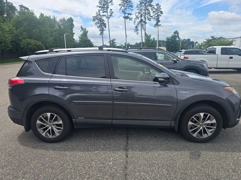Used 2018 Toyota RAV4 XLE w/ Convenience Package AWD/4WD image 4