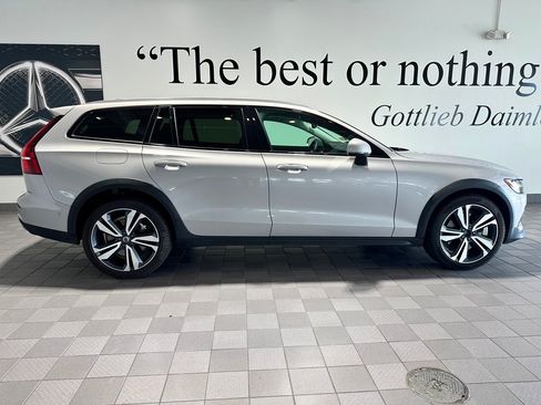Used 2025 Volvo V60 B5 Cross Country Plus AWD/4WD image 3