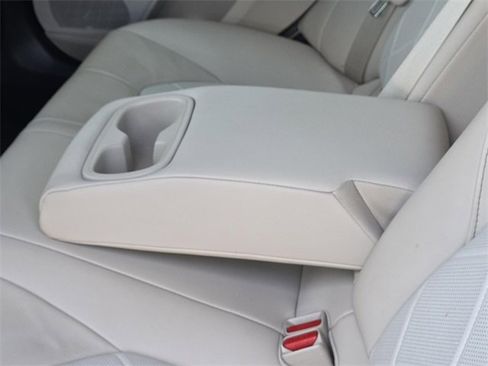 Used 2019 Toyota Camry XLE image 10