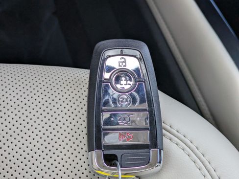 Used 2025 Lincoln Corsair Reserve FWD image 32