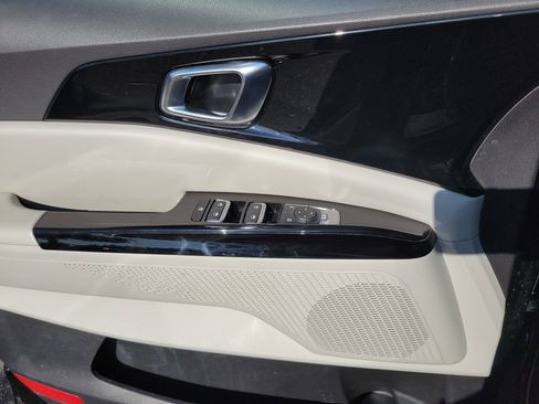 Used 2024 Kia Carnival EX image 19