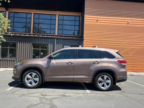 Used 2018 Toyota Highlander Limited w/ Carpet Mat Package (TMS) AWD/4WD image 2