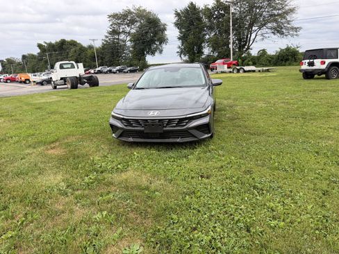 Used 2025 Hyundai Elantra Limited FWD image 3