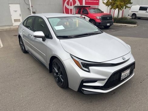 Used 2025 Toyota Corolla SE image 3