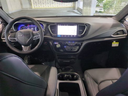 New 2026 Chrysler Pacifica Select image 16