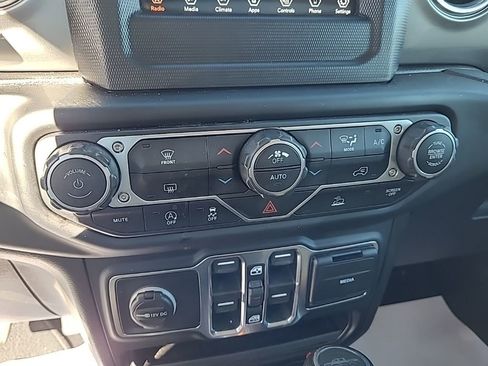 Used 2021 Jeep Gladiator Overland w/ LED Lighting Group AWD/4WD image 28