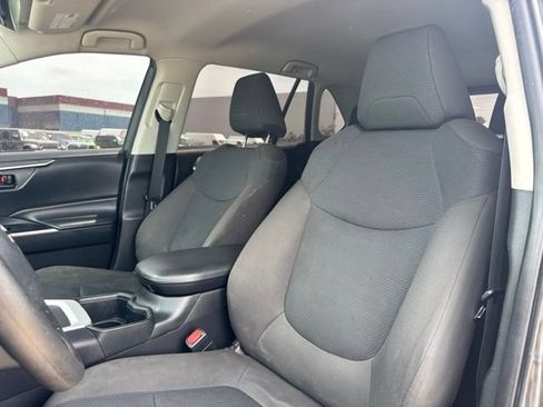 Used 2023 Toyota RAV4 LE AWD/4WD image 33