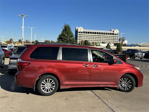Used 2020 Toyota Sienna XLE image 4