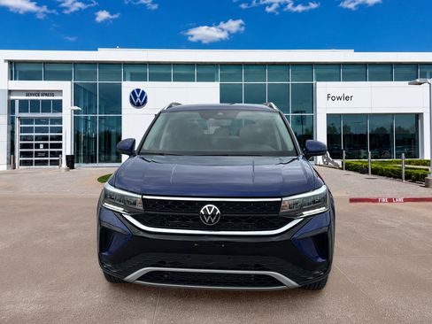 Used 2023 Volkswagen Taos SE FWD image 2