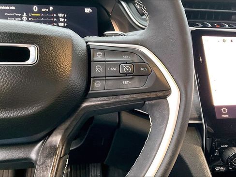 Used 2025 Jeep Grand Cherokee Limited w/ Black Appearance Package image 19