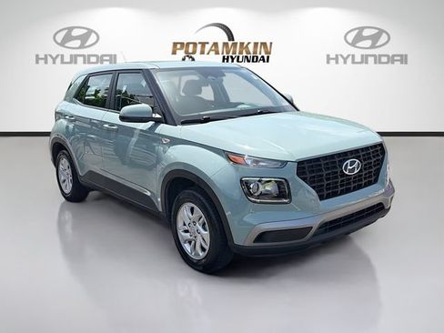 Certified 2025 Hyundai Venue SE FWD image 3