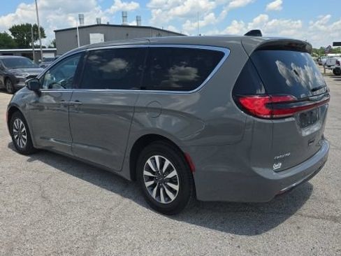Used 2023 Chrysler Pacifica Touring-L FWD image 7