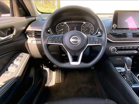 Used 2024 Nissan Altima 2.5 SV image 5