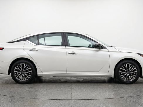 Used 2025 Nissan Altima 2.5 SV FWD image 11