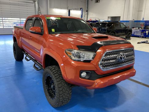 Used 2016 Toyota Tacoma TRD Off-Road AWD/4WD image 1