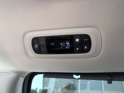 Used 2023 Chrysler Pacifica Touring-L FWD image 40