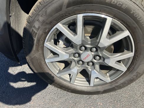 Used 2023 GMC Acadia SLE w/ Driver Convenience Package image 11