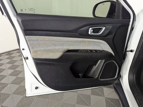 Used 2023 Jeep Compass Sport image 18