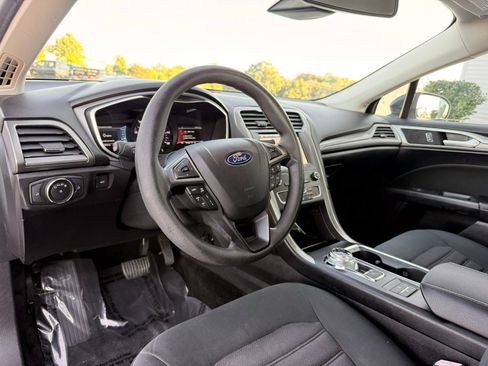 Used 2019 Ford Fusion SE FWD image 17