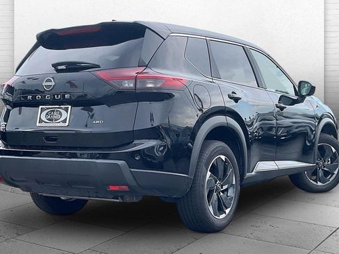 Used 2025 Nissan Rogue SV AWD/4WD image 14