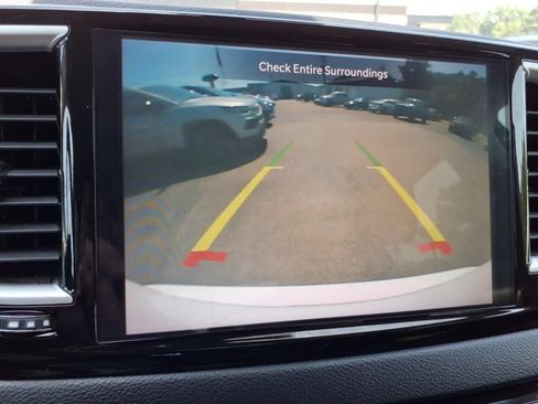 Used 2024 Chrysler Pacifica Touring-L FWD image 17