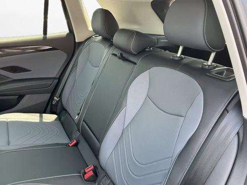 Certified 2025 Volkswagen Tiguan SE image 12