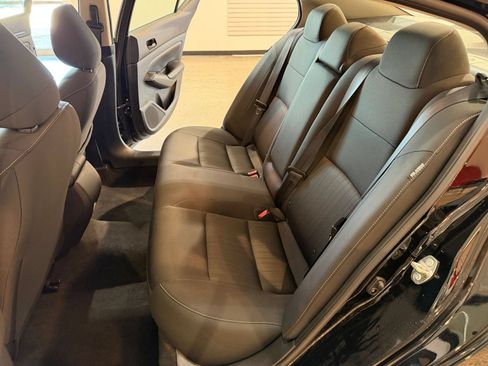Used 2025 Nissan Altima 2.5 SV FWD image 33