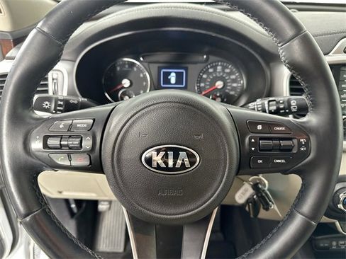 Used 2017 Kia Sorento LX w/ LX Convenience Package image 19