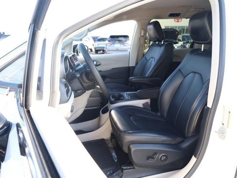 Used 2024 Chrysler Pacifica Touring-L FWD image 10
