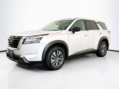 Used 2024 Nissan Pathfinder S image 3