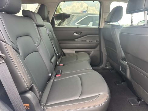 Used 2025 Nissan Pathfinder SL w/ Lighting Package (N92) FWD image 10