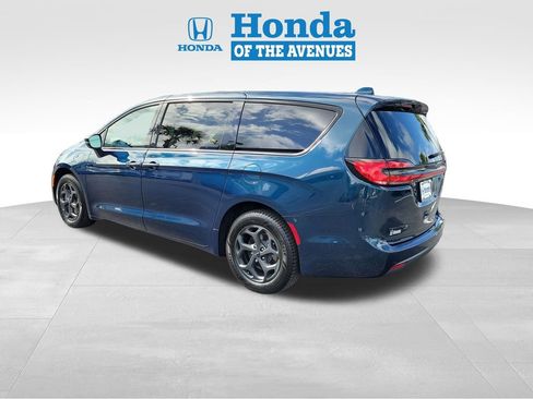 Used 2022 Chrysler Pacifica Touring-L w/ S Appearance Package image 3