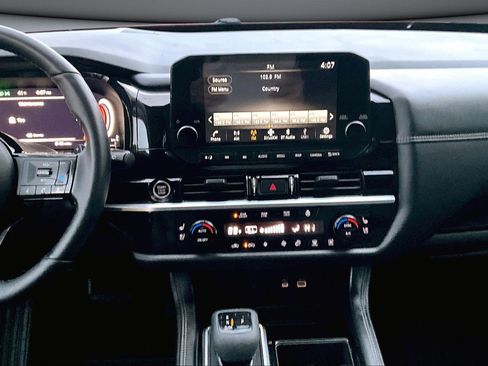 Used 2023 Nissan Pathfinder Platinum image 9