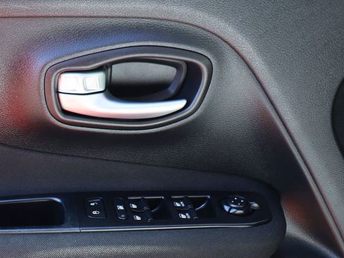 Used 2019 Jeep Renegade Latitude FWD image 40