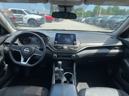 Used 2024 Nissan Altima 2.5 SV FWD image 15