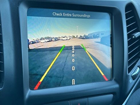 Used 2018 Jeep Cherokee Latitude Plus image 19