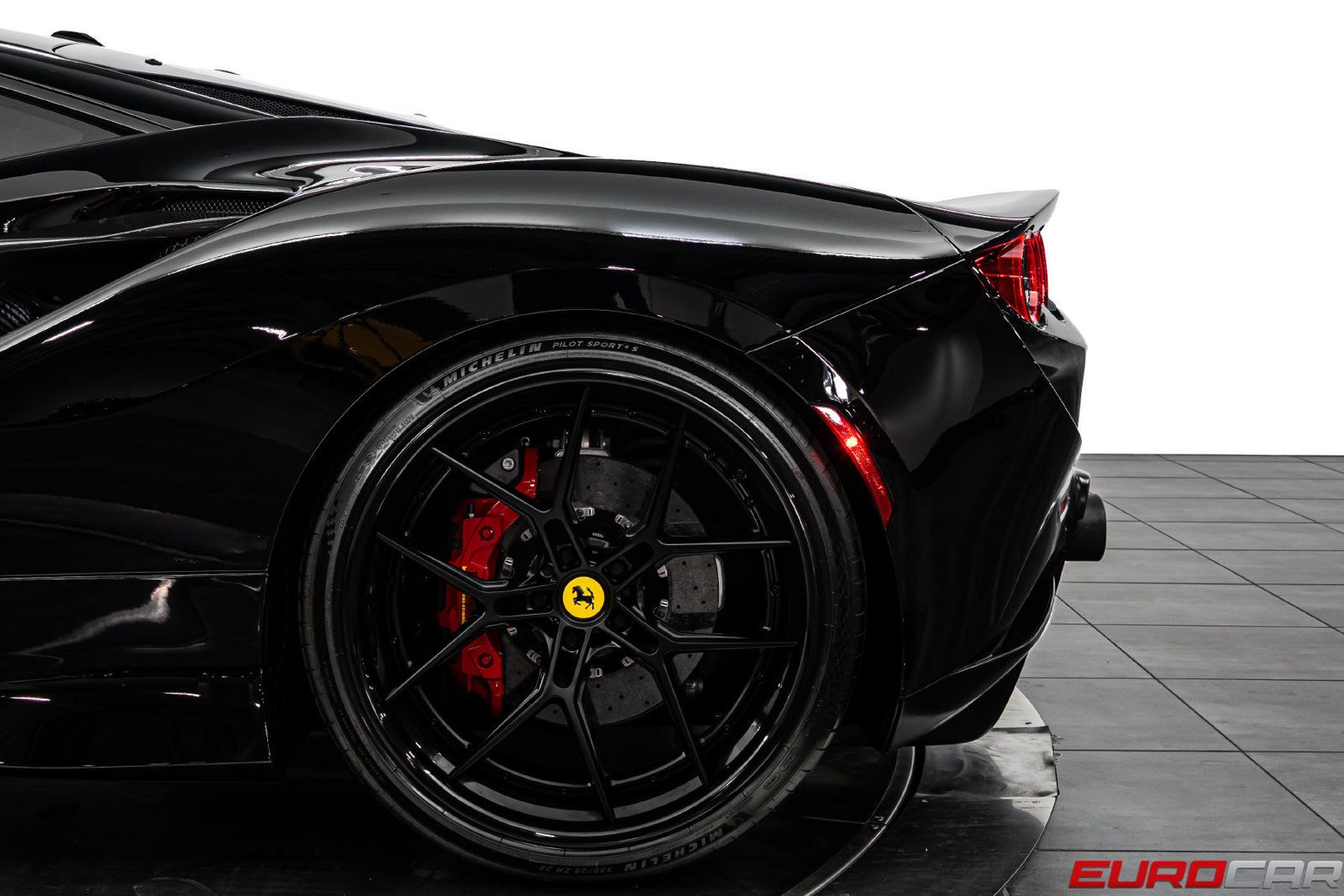 Used 2021 Ferrari F8 Tributo RWD image 18