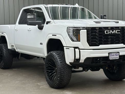 Used 2026 GMC Sierra 3500 Denali w/ Technology Package image 7