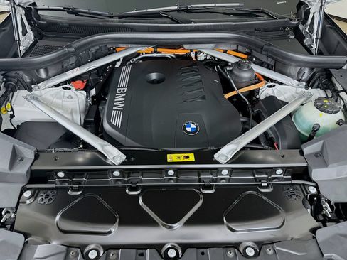 New 2026 BMW X5 xDrive50e w/ Premium Package AWD/4WD image 13