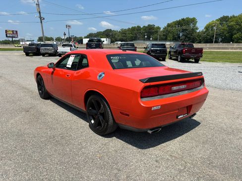 Used 2009 Dodge Challenger SRT8 w/ SRT Option Group II RWD image 3