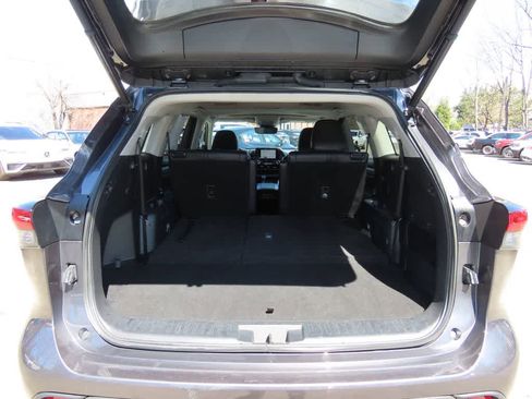 Used 2023 Toyota Highlander XLE image 12