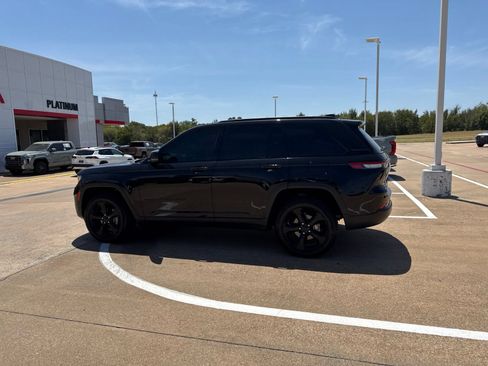 Used 2023 Jeep Grand Cherokee Altitude AWD/4WD image 9