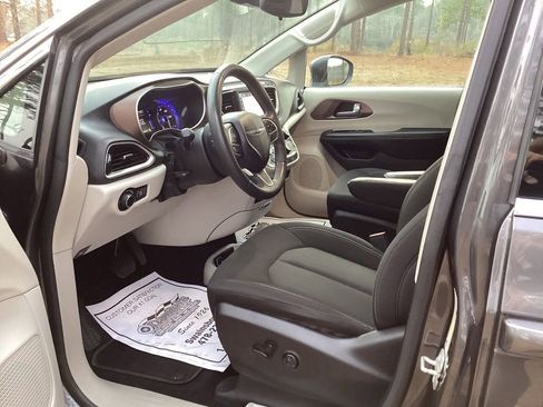 Used 2023 Chrysler Voyager LX FWD image 9