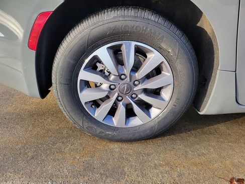 Used 2023 Chrysler Pacifica Touring-L FWD image 21