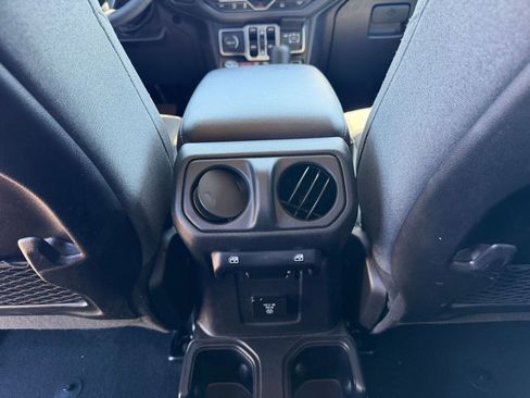 Used 2025 Jeep Wrangler Unlimited Rubicon AWD/4WD image 22