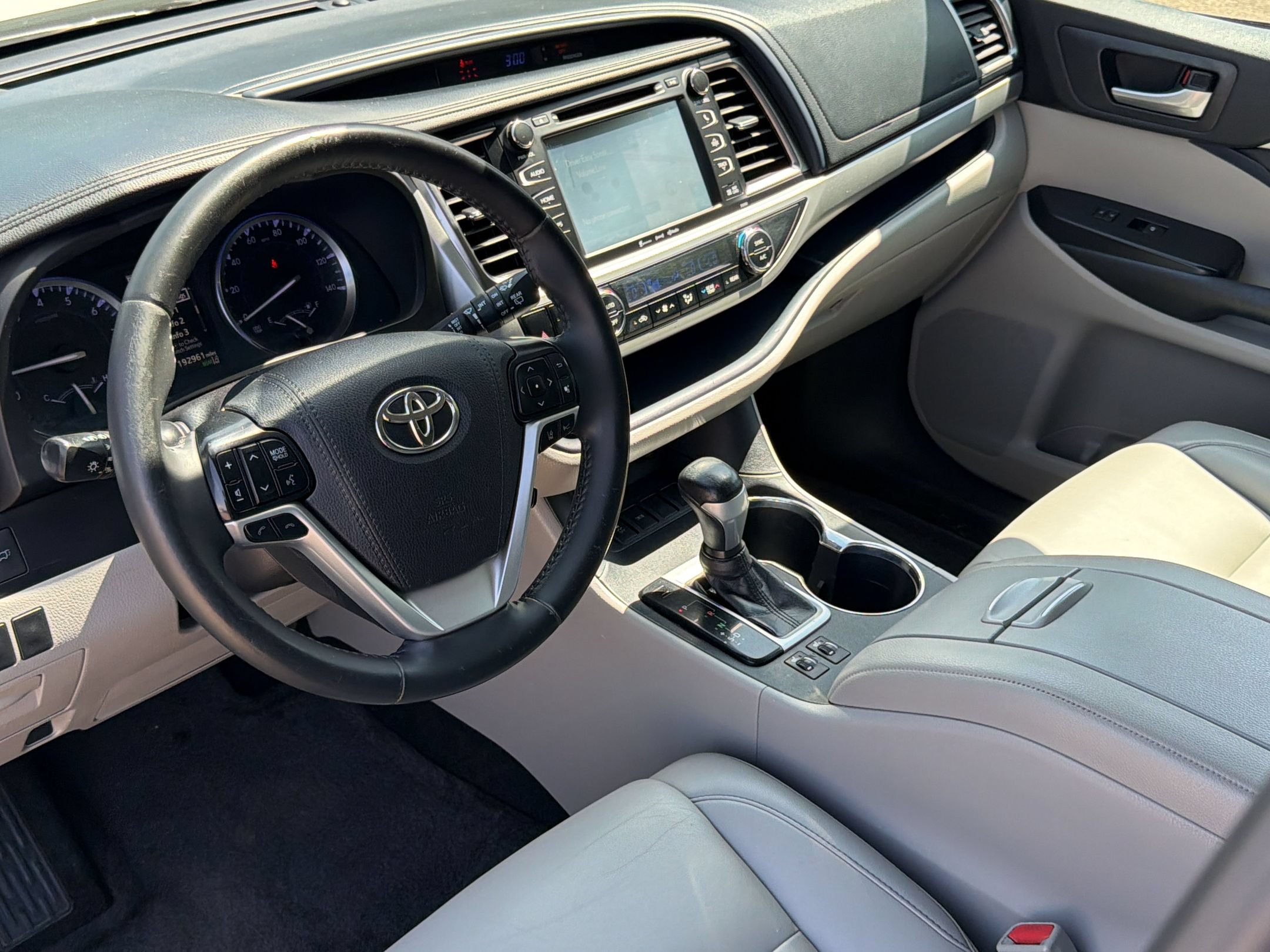 Used 2019 Toyota Highlander XLE FWD image 4