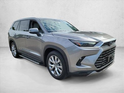Used 2025 Toyota Grand Highlander FWD image 3